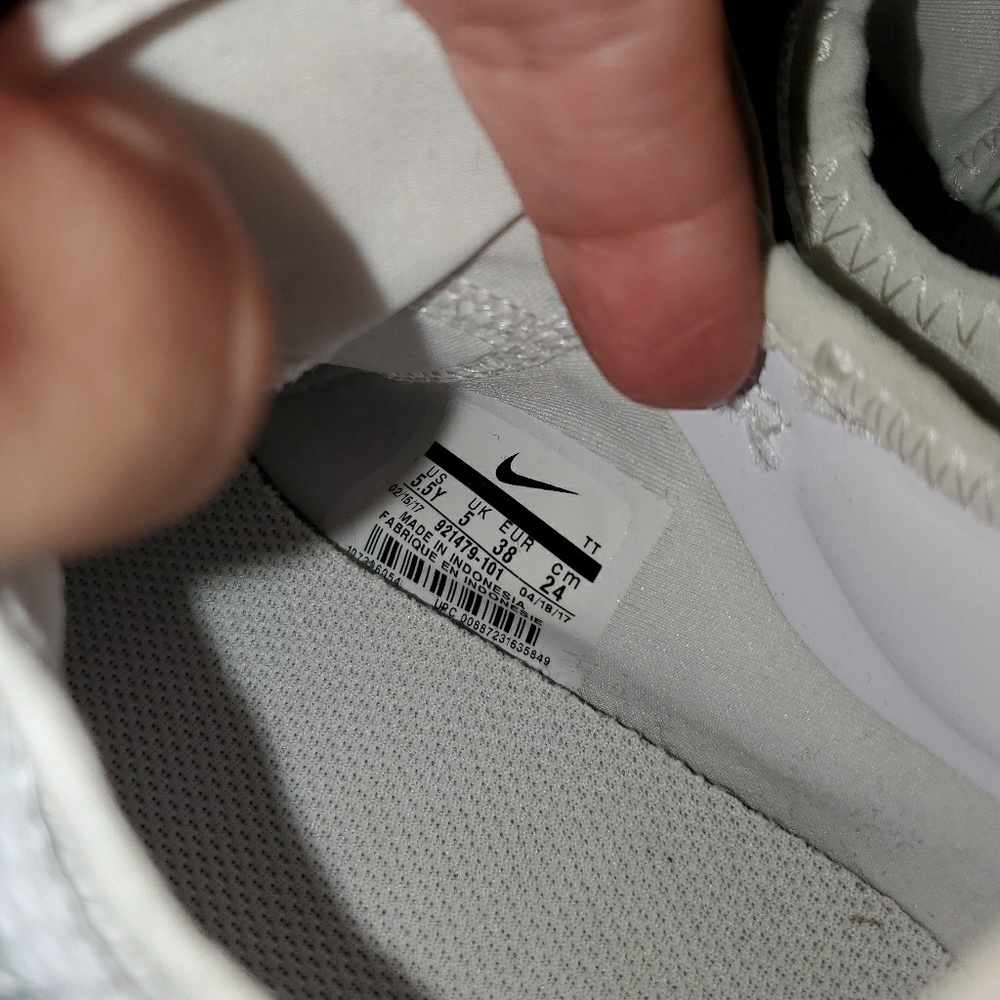 Nike Tennis Shoes - Picture 4 of 5